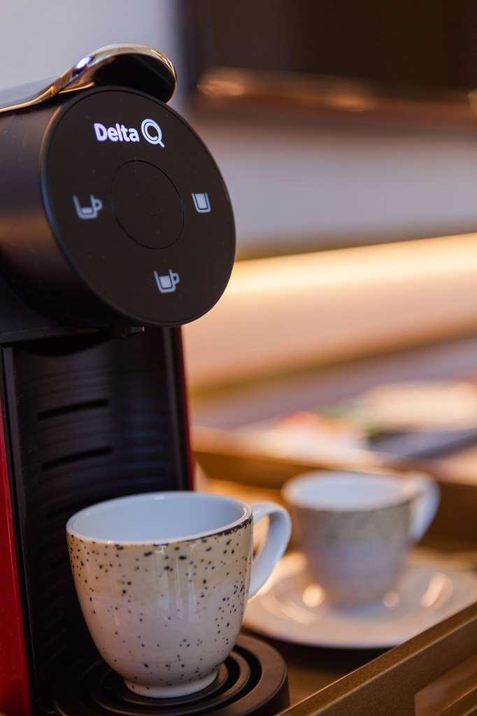 Wine & Books Lisboa Hotel Δωμάτιο φωτογραφία A single serve coffee machine