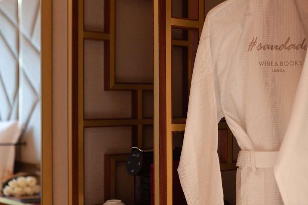 Wine & Books Lisboa Hotel Δωμάτιο φωτογραφία A bathrobe