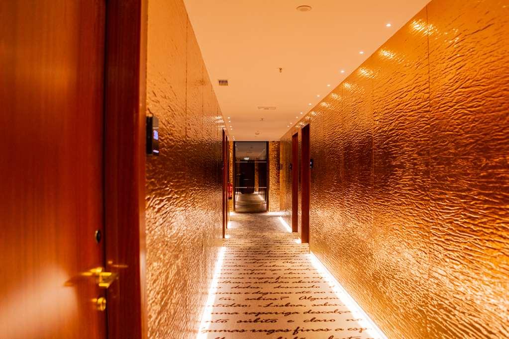 Wine & Books Lisboa Hotel Ανέσεις φωτογραφία A corridor at the hotel