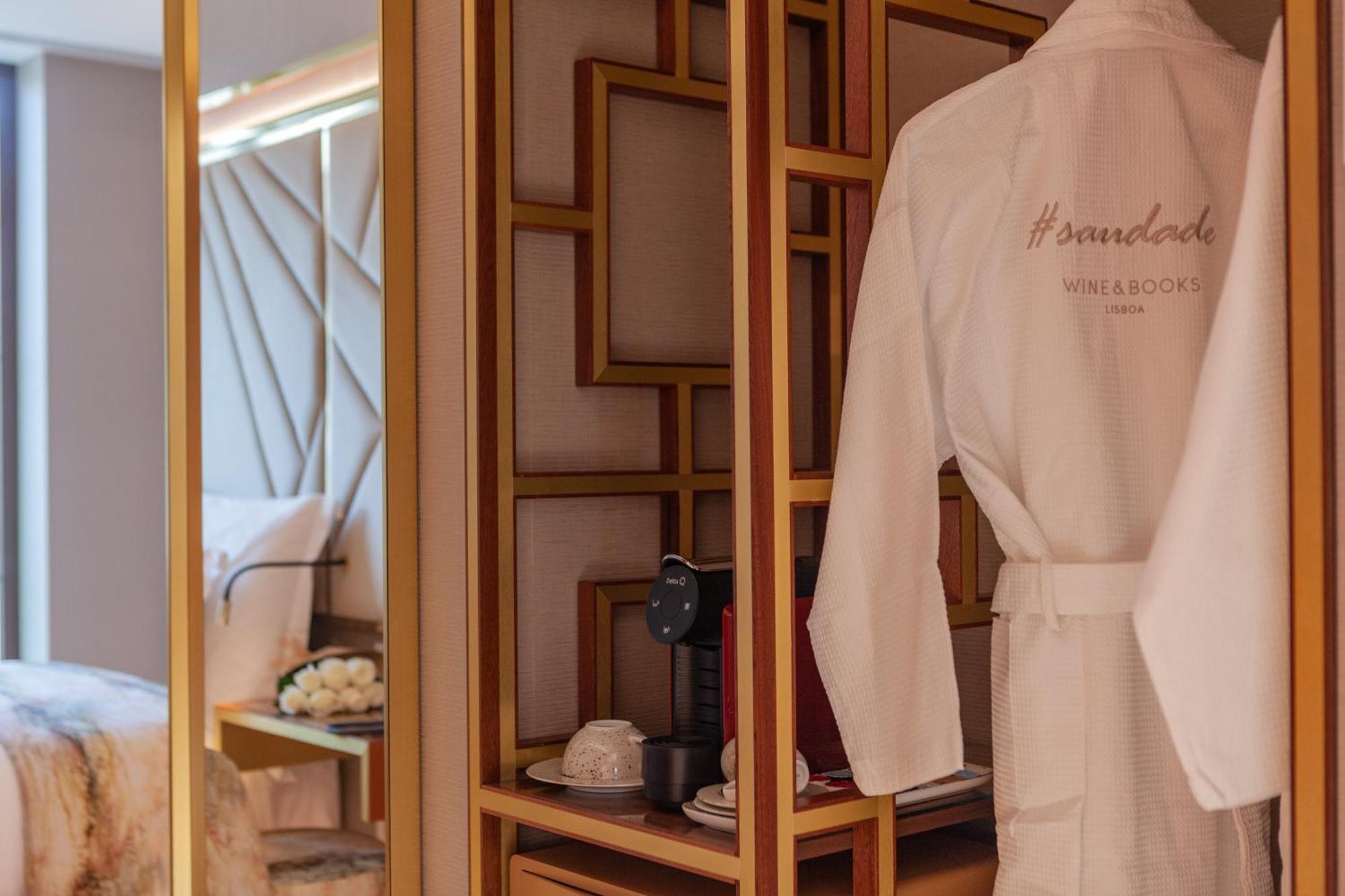 Wine & Books Lisboa Hotel Εξωτερικό φωτογραφία A bathrobe