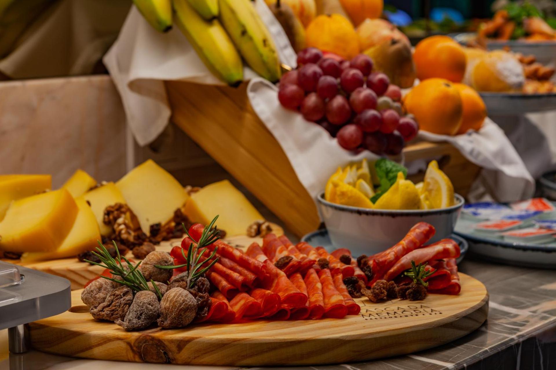 Wine & Books Lisboa Hotel Εξωτερικό φωτογραφία A selection of fruit and cheese